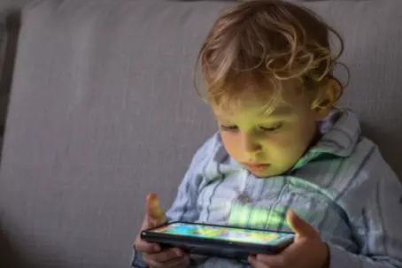 Mobile Addiction in Kids_ Why It Happens and How Parents Can Help Mobile Addiction in Kids_ Why It Happens and How Parents Can Help